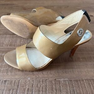 Beautiful. Michael kors open pumps